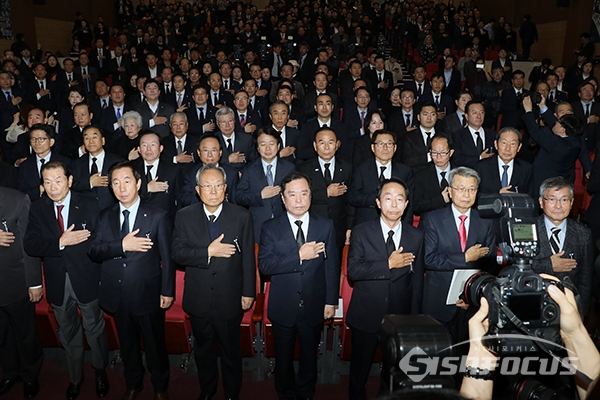 고 김영삼 전 대통령 서거 3주기 추모식에서 참석자들이 국기에 대한 경례를 하고 있다. [사진 / 오훈 기자]