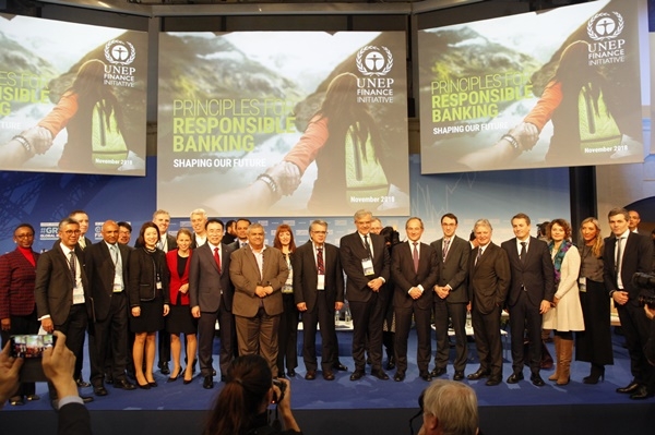 26일 프랑스 파리에서 열린 ‘유엔환경계획 금융부문 글로벌 라운드 테이블' 행사를 마치고 조용병 신한금융그룹 회장(사진 첫 번째 줄 왼쪽에서 여섯 번째)이 행사 참가자들과 기념 촬영을 하고 있다. ⓒ신한금융그룹