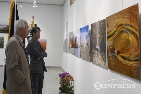 서초문화예술회관 전시회 사진작품을 관람하는 시민들. 사진/강종민 기자