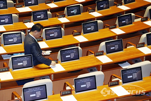 이용주 의원이 '윤창호 법' 통과를 촉구하는 홍보물을 배부하고 있다. [사진 / 오훈 기자]