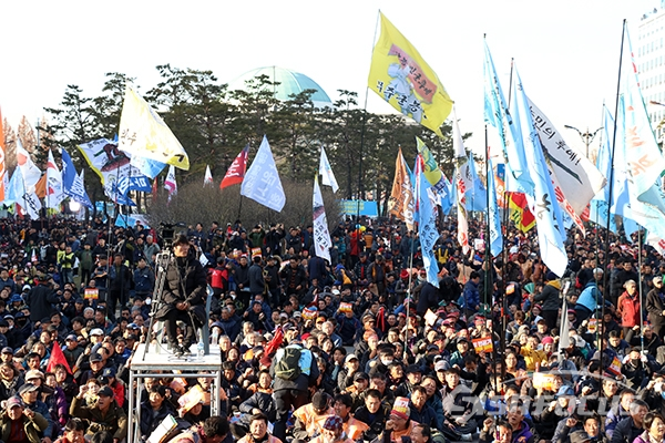2018 전국민중대회가 국회 앞에서 열리고 있다. [사진 / 오훈 기자]
