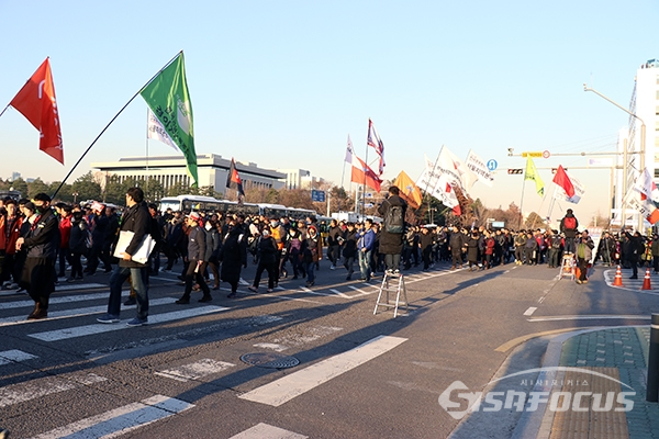 전국민중대회 참가자들이 국회 앞을 행진하고 있다. [사진 / 오훈 기자]