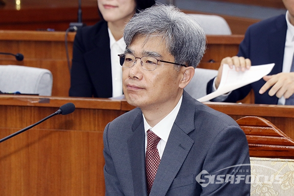 의원들의 질의를 듣고 있는 김상환 대법관 후보자 [사진 / 오훈 기자]