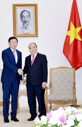 4일 베트남 하노이에서 신동빈 회장이 응웬 쑤언 푹((Nguy?n Xuan Phuc) 베트남 총리를 만나 악수하고 있다.ⓒ롯데지주