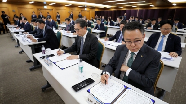 28일 서울 중구 은행회관에서 열린 자영업자 경영컨설팅 연계 지원체계 구축 관련 업무협약식에서 참석자들이 업무협약서에 서명을 하고 있다. ⓒ뉴시스