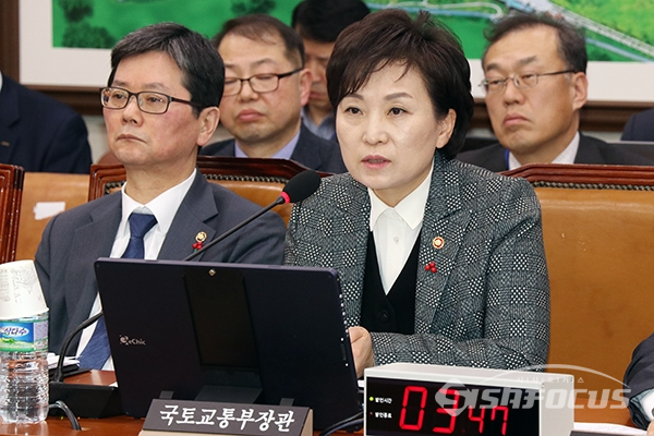 김현미 국토교통부 장관이 의원들의 질의에 답하고 있다. [사진 / 오훈 기자]