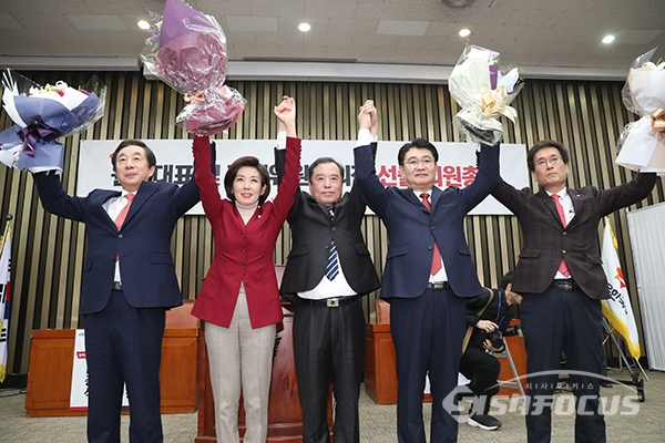자유한국당 신임 원내대표에 선출된 나경원 의원이 당지도부와 기념촬영을 하고 있다.
