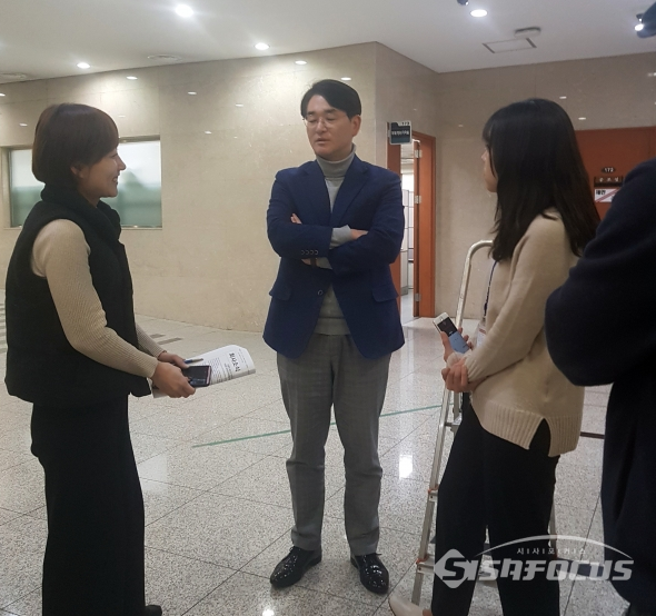 박 용진 의원은 14일 국회 정론관에서 기자회견을 통해 패스트트랙은 무능 국회라는 오명을 벗기 위한 살아있는 카드라 경고했다. 사진 / 박고은 기자