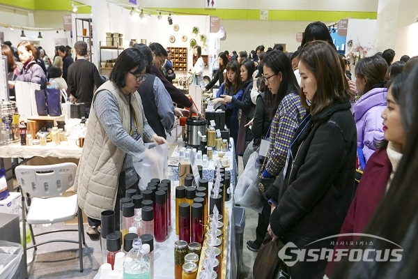 생활용품을 전시장 특별할인가격에 구입하는 시민들. 사진/강종민 기자