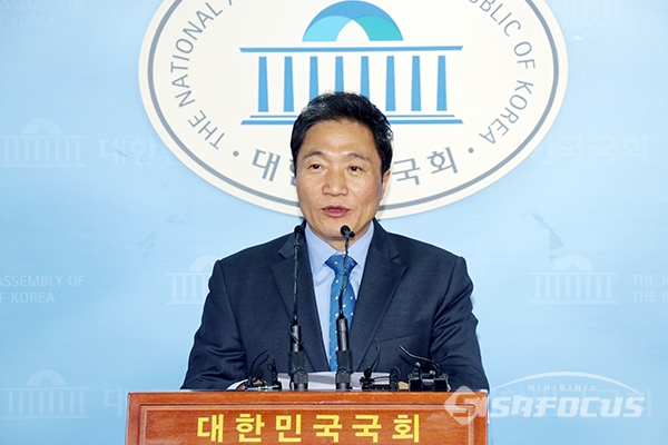 자유한국당 복당 기자회견을 하고 있는 이학재 의원 [사진 / 오훈 기자]