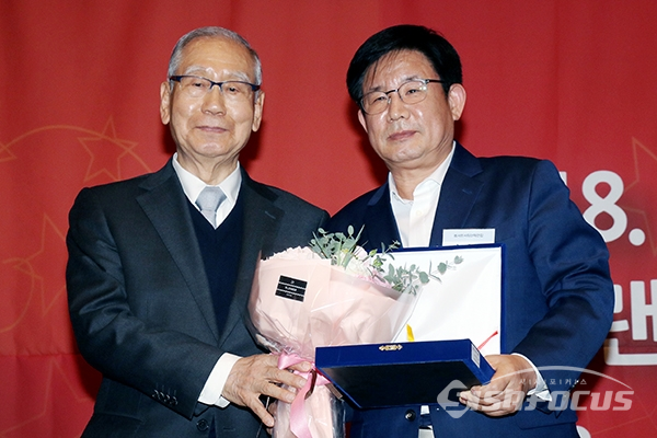 박강수 대한장애인사격연맹 회장이 '좋은 정치인상'을 수상하고 기념촬영을 하고 있다. [사진 / 오훈 기자]