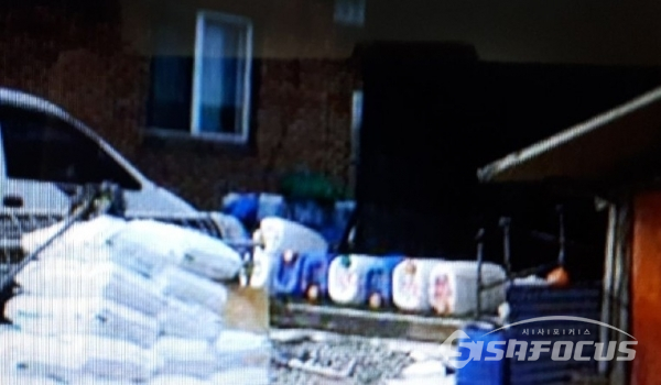김을 양식하는 어촌계 어민의 집에 쌓아놓은 공업용 폐 염산 [사진 / 이철행기자]