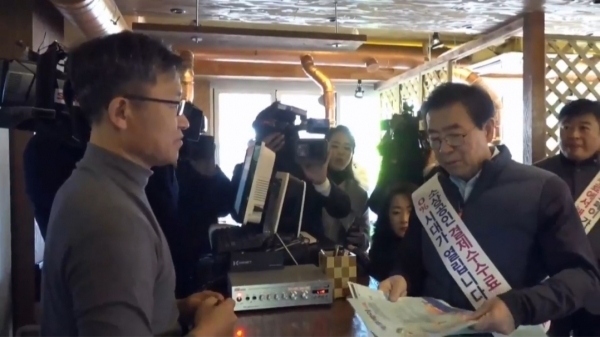 지난달 22일 박원순 서울시장이 신촌 일대에서 소상공인을 대상으로 제로페이 가입 독려 캠페인을 펼쳤다. (사진 / 박원순 시장 페이스북)