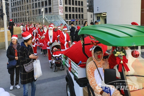 서울로 산타모자 대행진에서 시민들이 산타모자를 쓰고 서울로를 걸으며 즐거워하는 모습. 사진 / 강종민 기자