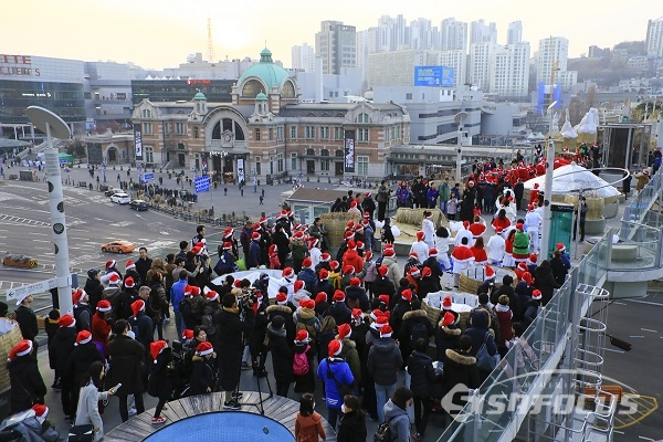 서울로 산타모자 대행진에 참여한 시민들이 서울로를 행진하는 모습. 사진 / 강종민 기자