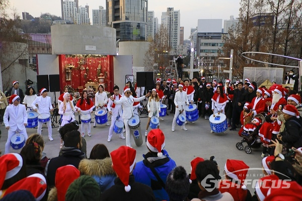 산타모자 행진 후 타악그룹의 공연을 보며 즐기는 시민들. 사진/강종민 기자