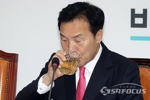 손학규 바른미래당 대표가 물을 마시고 있는 모습. 사진 / 오훈 기자