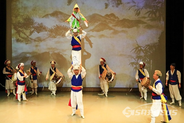 남사당놀이보존회의 풍물놀이 공연 모습. 사진 / 강종민 기자