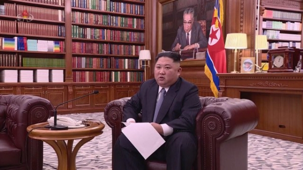 김정은 북한 국무위원장이 1일 노동당 중앙위원회 청사에서 육성으로 신년사를 발표하고 있다. 이번 신년사에는 김정은 위원장이 예전과 달리 이례적으로 소파에 앉아 신년사를 발표했다 / ⓒ조선중앙TV-뉴시스