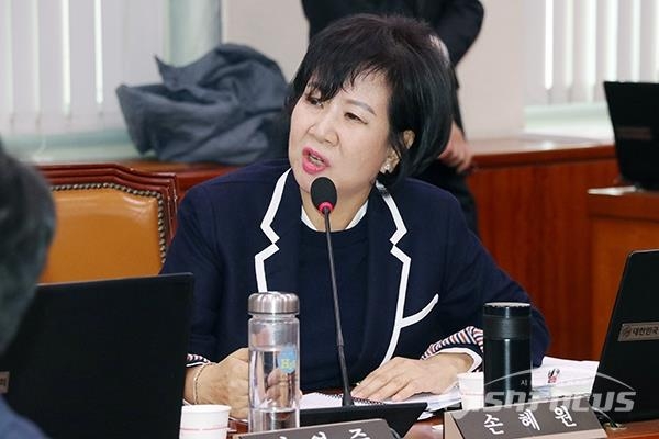 손혜원 더불어민주당 의원이 페이스북을 통해 신재민 전 기획재정부 사무관을 비난했다가 역풍을 맞고 있다. 사진 / 오훈 기자