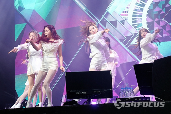걸그룹 우주소녀가 신곡 무대를 선보이고 있다. [사진 / 오훈 기자]