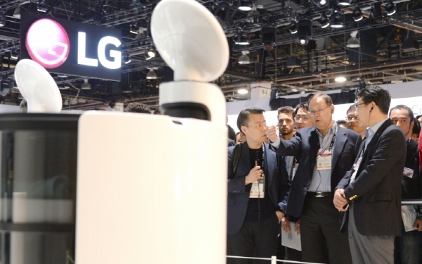 LG전자 대표이사 CEO 조성진 부회장이 미국 라스베이거스에서 열린 CES 2019에서 ‘LG 클로이’ 로봇 제품들을 살펴보고 있다. ⓒLG전자