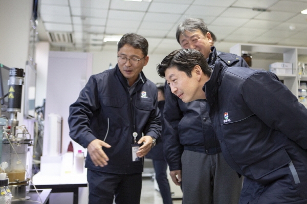 GS칼텍스 허세홍 사장(오른쪽)이 10일 대전 기술연구소를 방문하여 연구설비를 둘러보며 임직원들과 대화를 나누고 있다.ⓒGS칼텍스