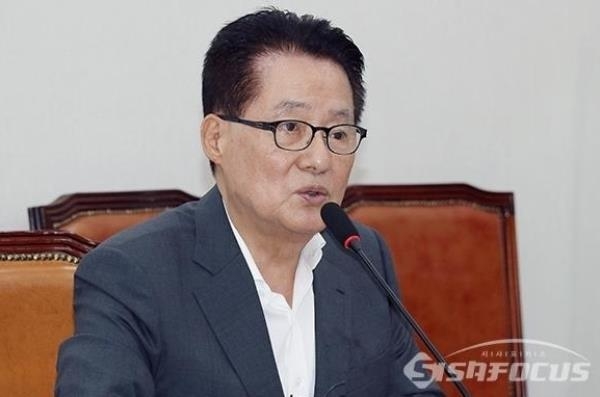 박지원 민주평화당 의원은 홍준표 전 대표가 당권을 쥐기 위해 친박 측과 손잡을 가능성을 제기하기도 했다. 사진 / 오훈 기자