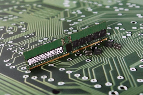 SK하이닉스가 개발한 2세대 10나노급(1y) DDR5 D램ⓒSK하이닉스