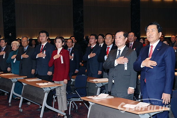 제3차 전국위원회에서 참석자들이 국기에 대한 경례를 하고 있다. [사진 / 오훈 기자]