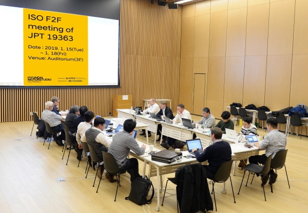 현대모터스튜디오 고양에서 열린 ‘ISO  전기차 무선충전 국제표준화 회의’에 참가한 전문가들이 회의를 진행 하고 있는 모습.ⓒ현대차