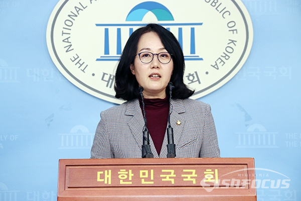 김현아 의원이 브리핑을 하고 있다. [사진 / 오훈 기자]