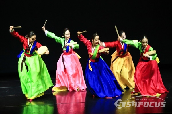 소고춤 공연 모습. 사진/강종민 기자