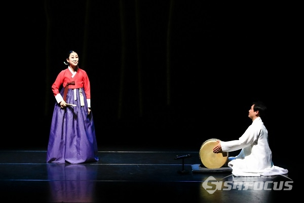 판소리 수궁가를 열창하는 공연 모습. 사진/강종민 기자