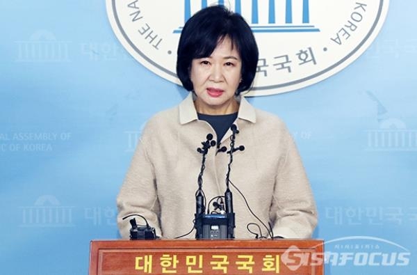 손혜원 더불어민주당 의원이 20일 기자회견에서 탈당 의사를 밝히고 있다. 사진 / 오훈 기자