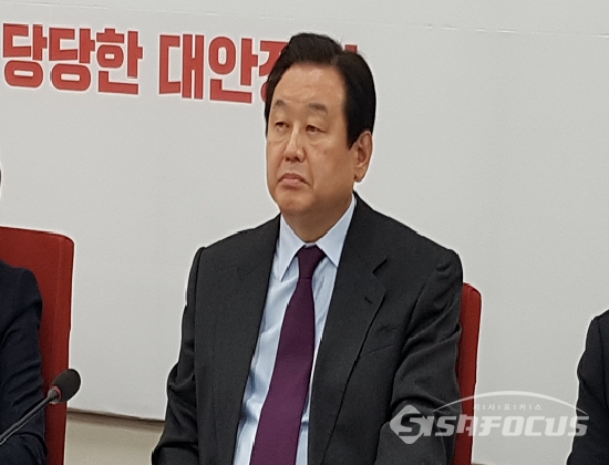 자유한국당 김무성 의원이 23일 오전 국회에서 열린 ‘원내대표-중진의원’ 회의에 참석했다. 사진 / 박상민 기자