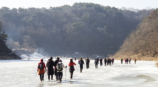 많은 트레킹 동호인이 참가하여 얼음트레킹을 즐기는 모습.  사진/강종민 기자