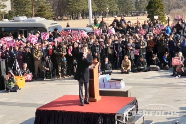 자유한국당 김진태 의원이 23일 오후 국회 본청 계단 앞에서 출마 회견을 열고 있다. 사진 / 박상민 기자