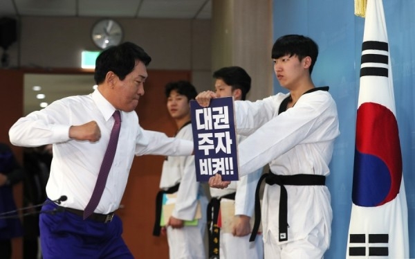 안상수 한국당 의원은 23일 국회 정론관에서 개최한 당 대표 출마 선언에서 대선주자들의 당권도전을 비판하며 격파 퍼포먼스를 선보이고 있다. ⓒ안상수 의원 블로그