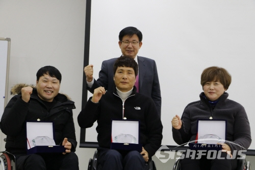 2018년 최우수선수와 우수선수에 뽑힌 선수들과 기념사진을 찍고 있는 박강수 회장(사진 / 임희경 기자)