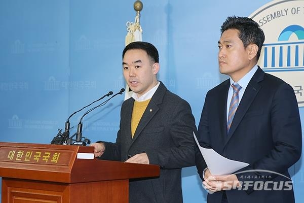 채이배 바른미래당 의원(좌)과 같은 당 오신환 의원(우)의 모습. 사진 / 오훈 기자