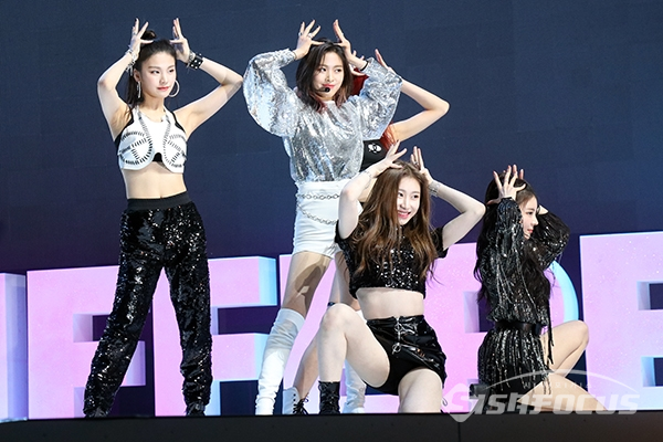 걸그룹 ITZY(예지, 리아, 류진, 채령, 유나)가 신곡 무대를 선보이고 있다. [사진 / 오훈 기자]