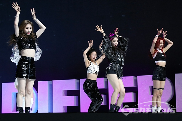 걸그룹 ITZY(예지, 리아, 류진, 채령, 유나)가 신곡 무대를 선보이고 있다. [사진 / 오훈 기자]