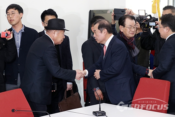 5.18 단체 대표단이 김병준 비상대책위원장을 만나고 있다. [사진 / 오훈 기자]