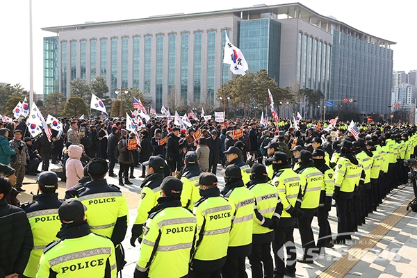 김진태 의원 지지자들이 항의 시위를 하고 있다. [사진 / 오훈 기자]