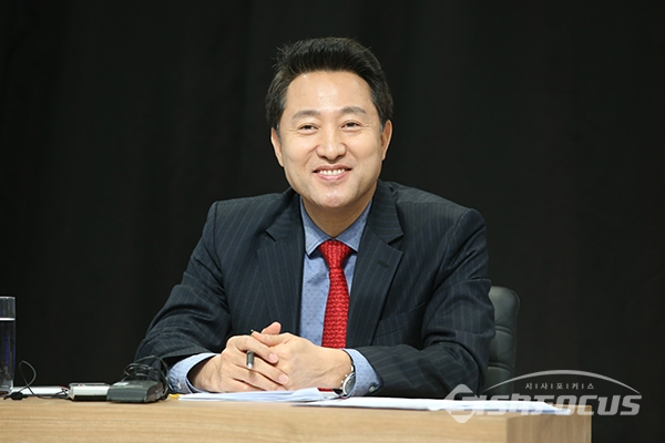 자유한국당 오세훈 당 대표 후보가 토론회 준비를 하고 있다. (제공:자유한국당)