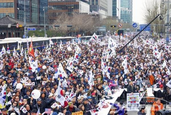 박근혜 전 대통령 탄핵이 무효라고 주장하는 태극기부대의 모습. ⓒ시사포커스DB