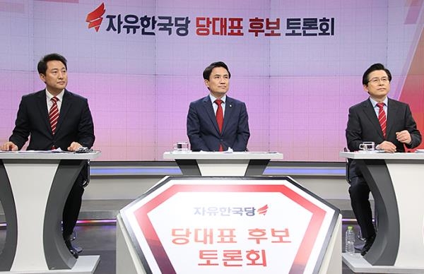 20일 오후 채널A에서 열린 한국당 당 대표 후보 토론회 모습. 우측에 앉은 후보가 황교안 전 국무총리. ⓒ자유한국당