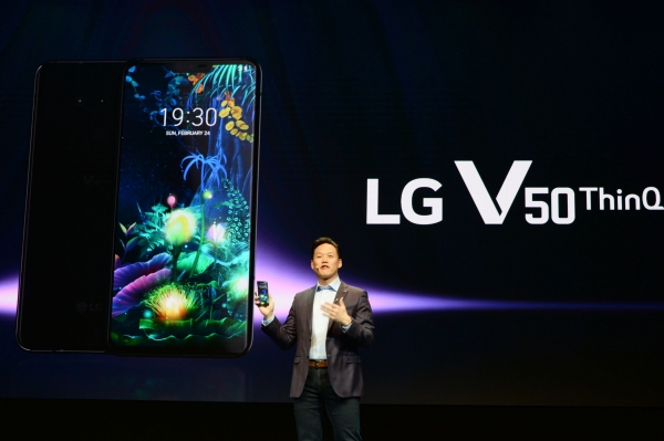 LG전자 미국법인 프랭크 리(Frank Lee)가 LG V50 ThinQ를 소개하고 있다. ⓒLG전자