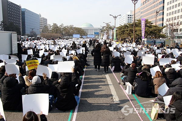 국회 앞에서 유아교육법 시행령 반대 총궐기대회가 열리고 있다. [사진 / 오훈 기자]